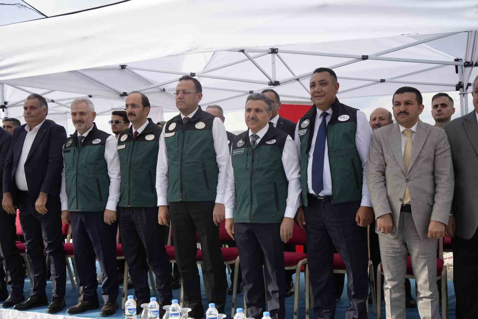 SU TUTMA TÖRENİNE KATILAN TARIM VE ORMAN BAKAN YARDIMCISI EBUBEKİR GİZLİGİDER VE DİĞER KATILIMCILAR