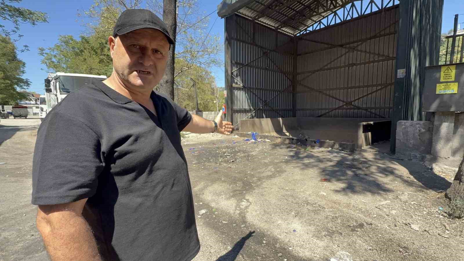 ÇEVRE TAHRİBATINA VE HİJYEN SORUNUNA DİKKAT ÇEKEN BİR DİĞER MAHALLE SAKİNİ MUSTAFA GÜNEY İSE 5-6 YILDIR BU SORUNU YAŞADIKLARINI BELİRTTİ