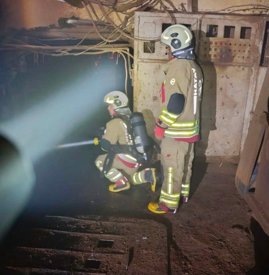 ANTAKYA’NIN SERİNYOL MAHALLESİ’NDE BULUNAN KÜSPE YAĞ FABRİKASINDA ÇIKAN YANGIN, EKİPLERİN MÜDAHALESİYLE CAN KAYBI VE YARALANMA YAŞANMADAN KONTROL ALTINA ALINDI.