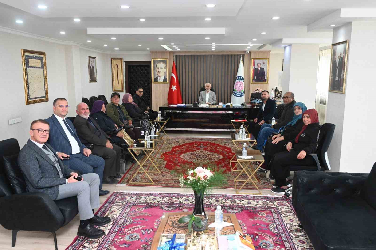 ISPARTA YÜRÜME ENGELLİLER YAŞAM DERNEĞİ BAŞKANI ERŞAN KAPLAN VE BERABERİNDEKİ DERNEK ÜYELERİ, ISPARTA BELEDİYE BAŞKANI ŞÜKRÜ BAŞDEĞİRMEN'İ ZİYARET ETTİ.
