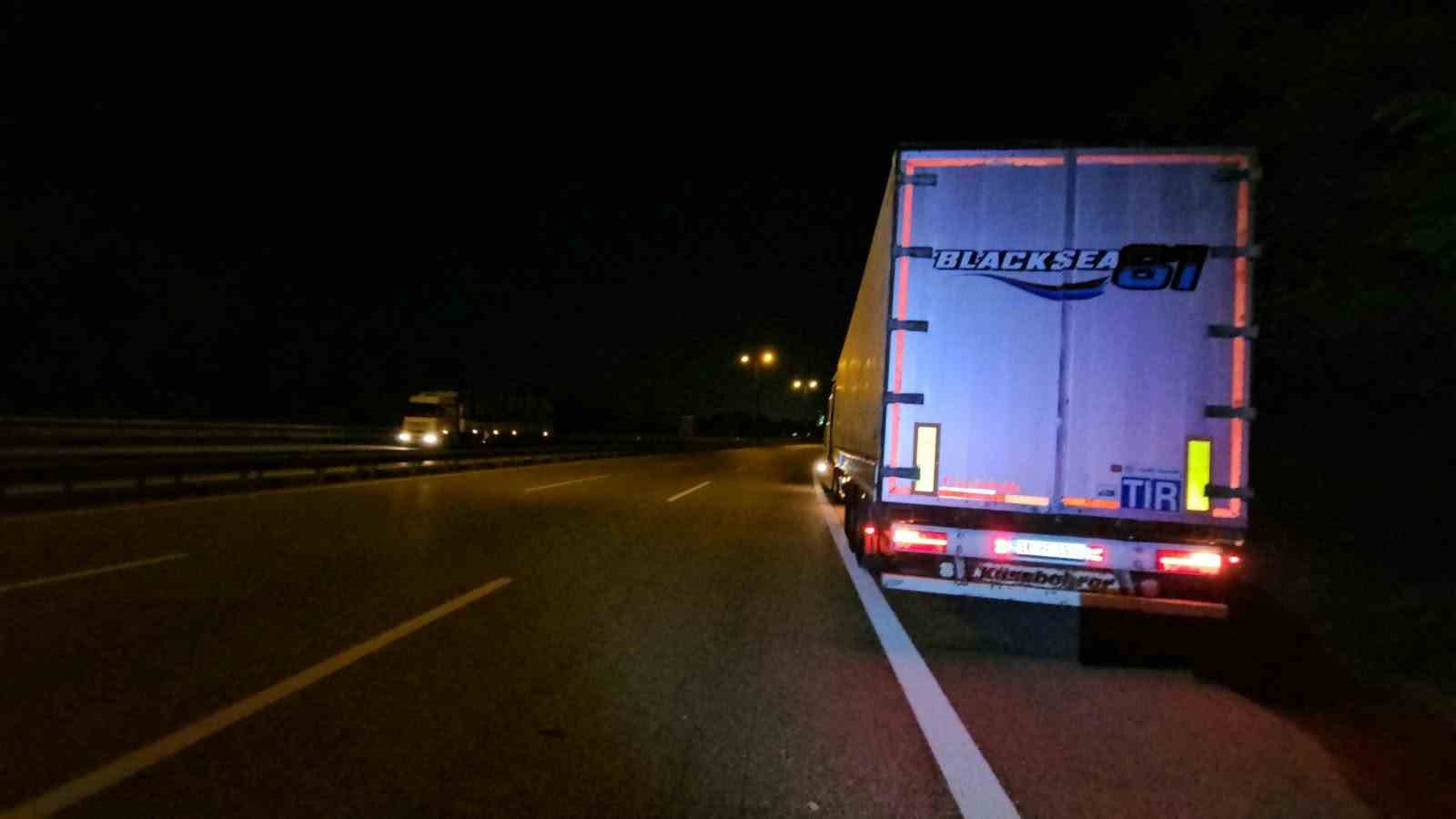 ANADOLU OTOYOLU SAKARYA GEÇİŞİNDE TAKLA ATAN PANELVANDAN HAFİF YARALI OLARAK ÇIKAN SÜRÜCÜ, ARACINDAKİ HASARA BAKMAK İSTEDİĞİ SIRADA AYNI YÖNDE İLERLEYEN TIRIN ÇARPMASI SONUCU HAYATINI KAYBETTİ.