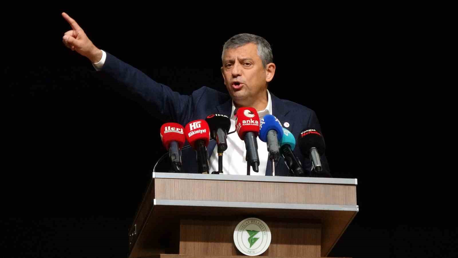 YENİ PARTİ GENEL BAŞKANI ÖZGÜR ÖZEL, PARTİSİNİN İL BAŞKANI SEÇİMİNE KATILMAK ÜZERE YOZGAT'A GELDİ.