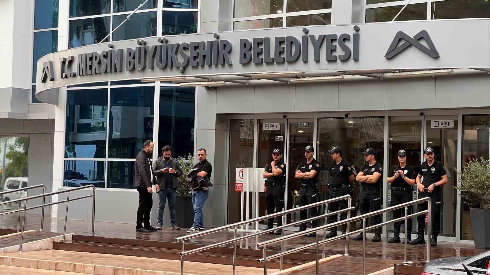 MERSİN BÜYÜKŞEHİR BELEDİYESİ DAHİL 2'Sİ MERKEZ İLÇE 3 BELEDİYEYE YÖNELİK YÜRÜTÜLEN İHALE VE DOĞRUDAN TEMİN SORUŞTURMALARI KAPSAMINA SABAH SAATLERİNDE YAPILAN OPERASYONLA ÇOK SAYIDA ŞÜPHELİ GÖZALTINA ALINDI. OPERASYONDA TÜRKİYE BELEDİYELER BİRLİĞİ (TBB) VE MERSİN BÜYÜKŞEHİR BELEDİYE BAŞKANI VAHAP SEÇER DE GÖZALTINA ALINDI.