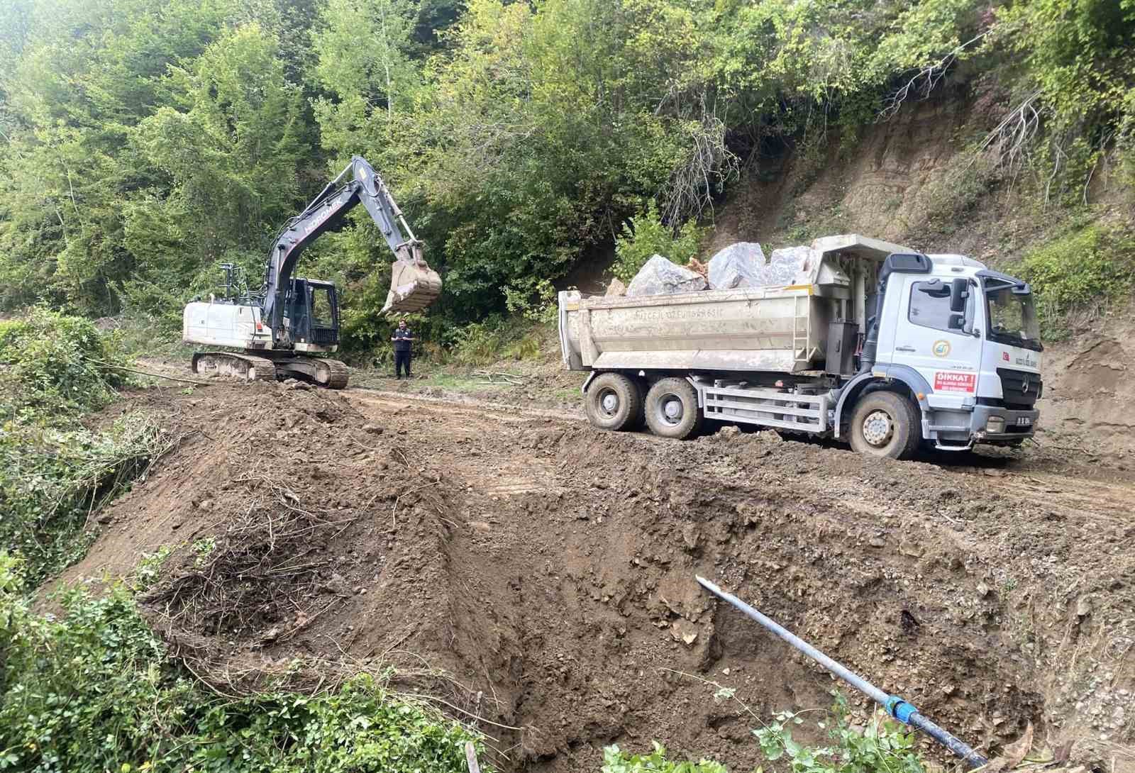 DÜZCE İL ÖZEL İDARESİ EKİPLERİ, GÜMÜŞOVA İLÇESİNE BAĞLI KIYIKÖY KÖYÜNDE MEYDANA GELEN HEYELANIN ARDINDAN TAŞ TAHKİMAT VE DOLGU ÇALIŞMALARINI TAMAMLAYARAK BÖLGEDE ZEMİN STABİLİZASYONUNU SAĞLADI.