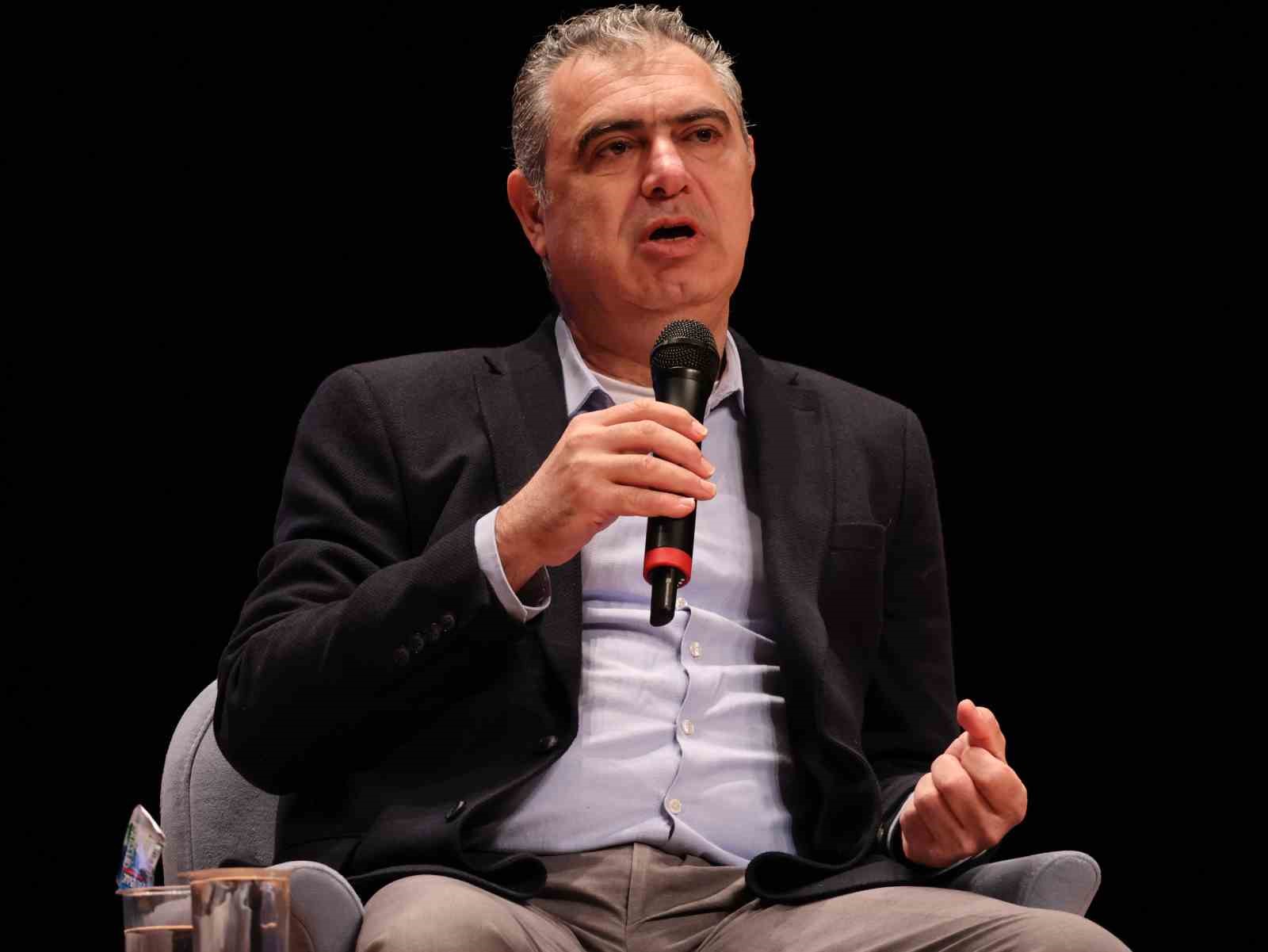 PROF. DR. ADNAN BOYACI, ESKİŞEHİR’DE DÜZENLENEN "OKULA VERİYLE BAKMAK" ETKİNLİĞİNDE ÖĞRENCİ VE AKADEMİSYENLERLE BULUŞARAK, KÜRESEL ÖĞRENME KRİZİNE KARŞI EĞİTİMİN EN TEMEL STRATEJİK AKTÖRÜNÜN ÖĞRETMENLER VE OKUL YÖNETİCİLERİ OLDUĞUNU VURGULADI.