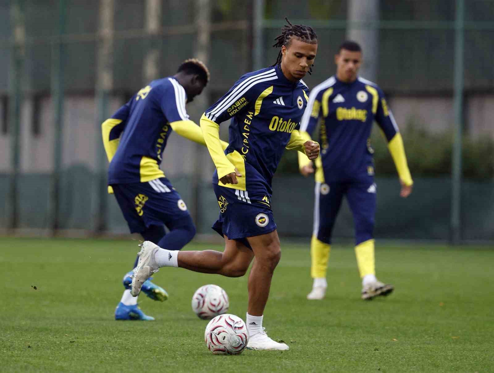 FENERBAHÇE, TRENDYOL SÜPER LİG’İN 8. HAFTASINDA SAHASINDA OYNAYACAĞI CORENDON ALANYASPOR MAÇININ HAZIRLIKLARINI BU AKŞAM GERÇEKLEŞTİRDİĞİ ANTRENMANLA TAMAMLAYARAK KAMPA GİRDİ.