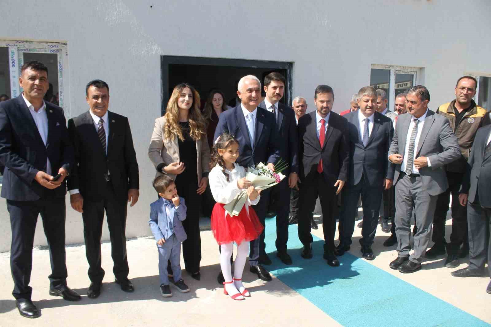 MUŞ’UN MALAZGİRT İLÇESİNDE, ÜRETİCİLERİN SÜTLERİNİ DÜZENLİ VE DEĞERİNDE PAZARA ULAŞTIRMASINI SAĞLAYACAK SÜT TOPLAMA MERKEZİ DÜZENLENEN TÖRENLE HİZMETE AÇILDI.