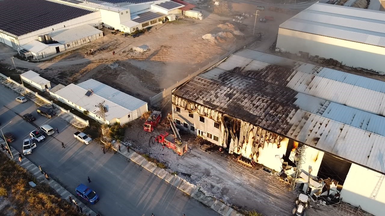 AFYONKARAHİSAR’IN EMİRDAĞ İLÇESİNDEKİ ORGANİZE SANAYİ BÖLGESİ’NDE (OSB) FAALİYET GÖSTEREN BİR GIDA FABRİKASINDA ÇIKAN YANGIN, EKİPLERİN ZAMANINDA MÜDAHALESİYLE BÜYÜMEDEN SÖNDÜRÜLDÜ.