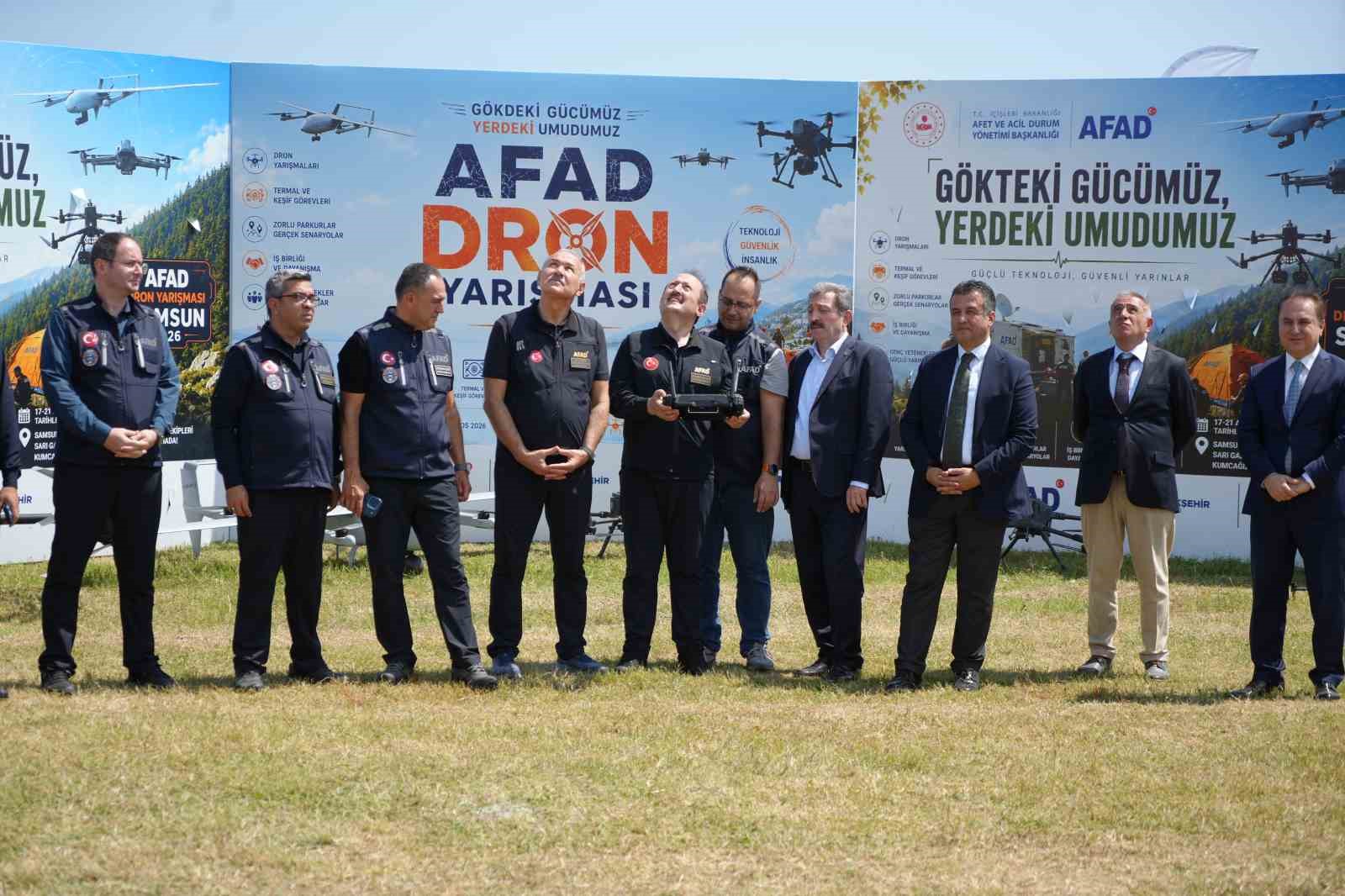 ETKİNLİK ALANINDA PROTOKOL ÜYELERİ BİRLİKTE YARIŞMA ALANINDA İNCELEMELERDE BULUNDU. AFAD EKİPLERİNDEN KULLANILAN DRONLAR HAKKINDA BİLGİ ALAN PROTOKOL ÜYELERİ, YÜK TAŞIMA KAPASİTESİNE SAHİP DRONUN UÇUŞUNU DA İZLEDİ.