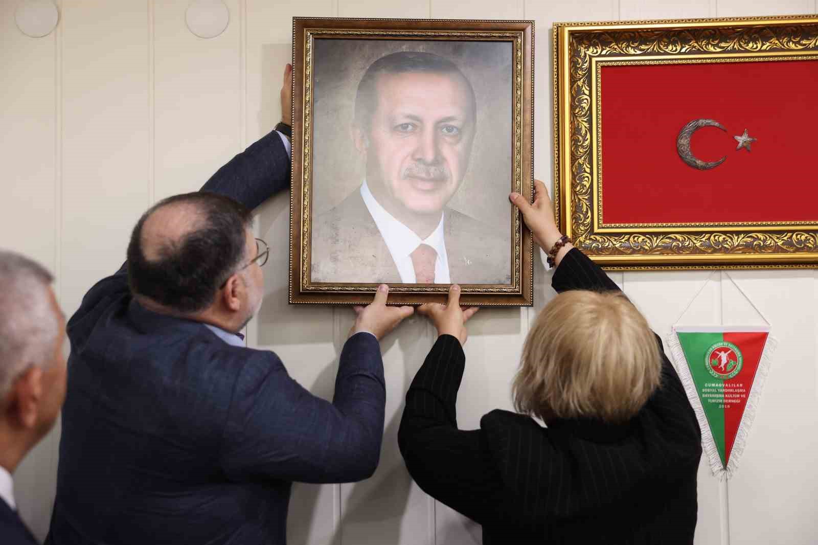 GÖREVİ DEVRİ GERÇEKLEŞTİKTEN SONRA AK PARTİ İZMİR İL BAŞKANI BİLAL SAYGILI VE MENDERES BELEDİYE BAŞKAN VEKİLİ ASUMAN ŞEN, CUMHURBAŞKANI RECEP TAYYİP ERDOĞAN'IN FOTOĞRAFINI MAKAM ODASINA ASTI