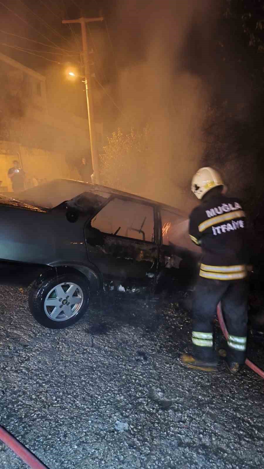 BODRUM’DA KAZA YAPAN OTOMOBİL ALEV ALDI