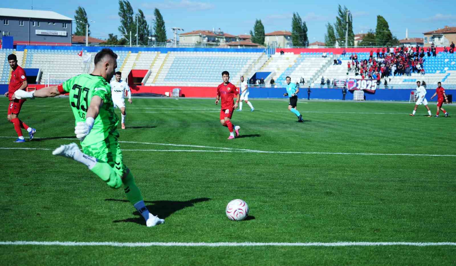 TFF 3. LİG 3. GRUP'TA MÜCADELE EDEN KIRIKKALE FK, SAHASINDA YENİ MERSİN İDMANYURDU'NU 3-0 MAĞLUP EDEREK SEZONUN İLK GALİBİYETİNİ ALDI.