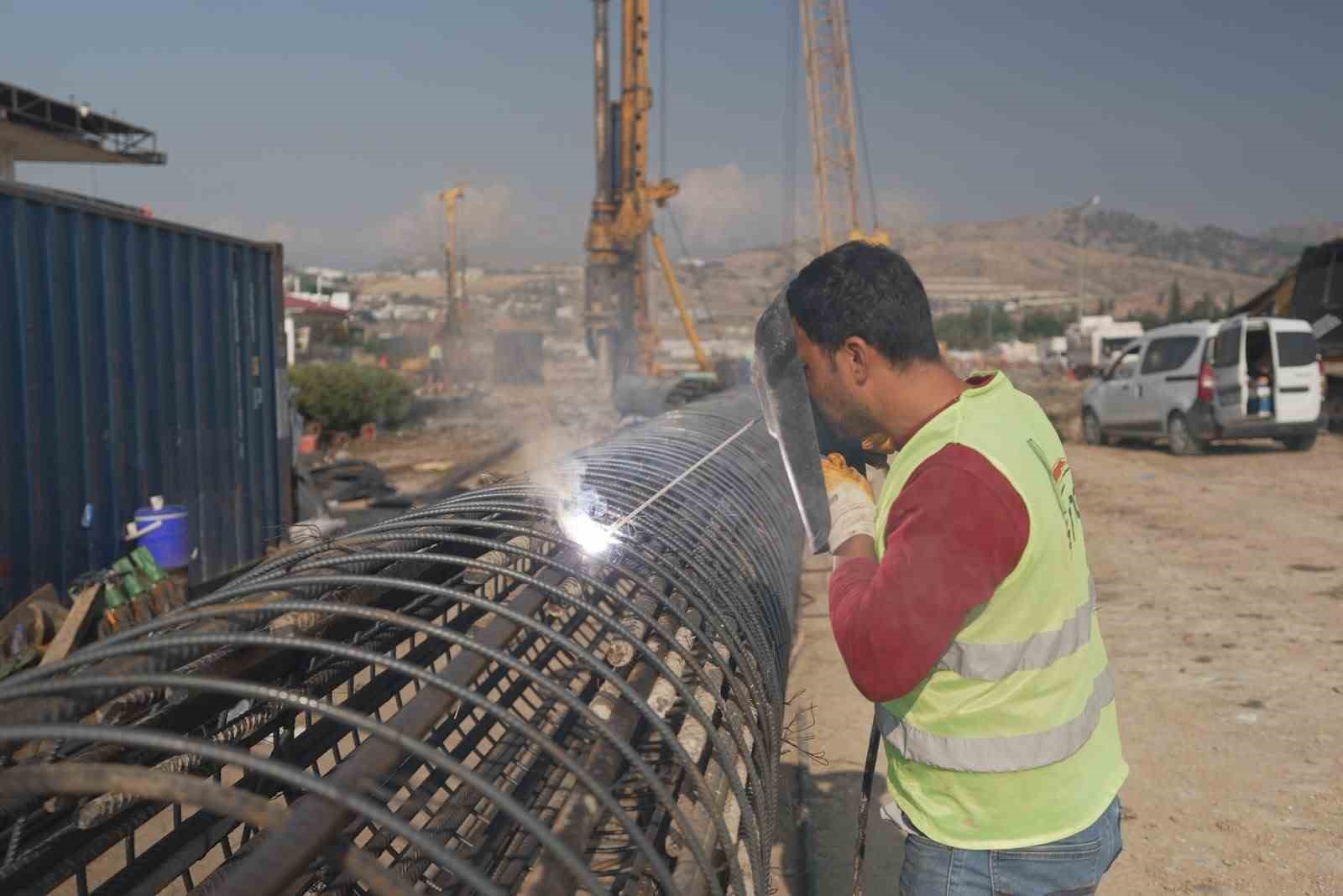 KAHRAMANMARAŞ BÜYÜKŞEHİR BELEDİYESİ VE KARAYOLLARI GENEL MÜDÜRLÜĞÜ İŞ BİRLİĞİYLE KILAVUZLU’DA HAYATA GEÇİRİLEN KUZEY ÇEVRE YOLU BATI GİRİŞİ PROJESİ HIZLA DEVAM EDİYOR. ÇALIŞMALAR KAPSAMINDA BÖLGEYE 3 KATLI KÖPRÜLÜ KAVŞAK İNŞA EDİLİYOR