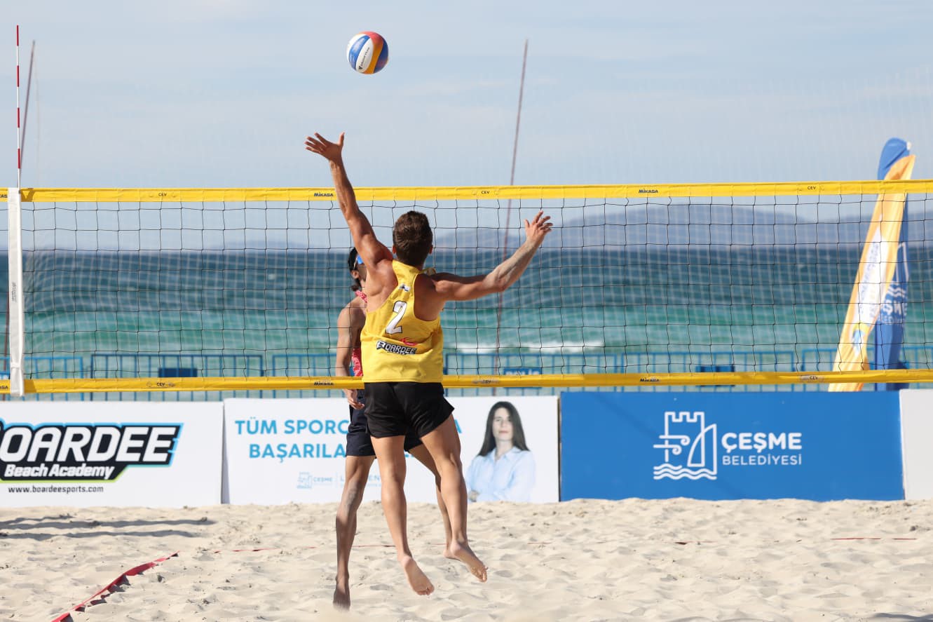 ÇEŞME’DE ULUSLARARASI GRAND SLAM PLAJ VOLEYBOLU HEYECANI BAŞLADI