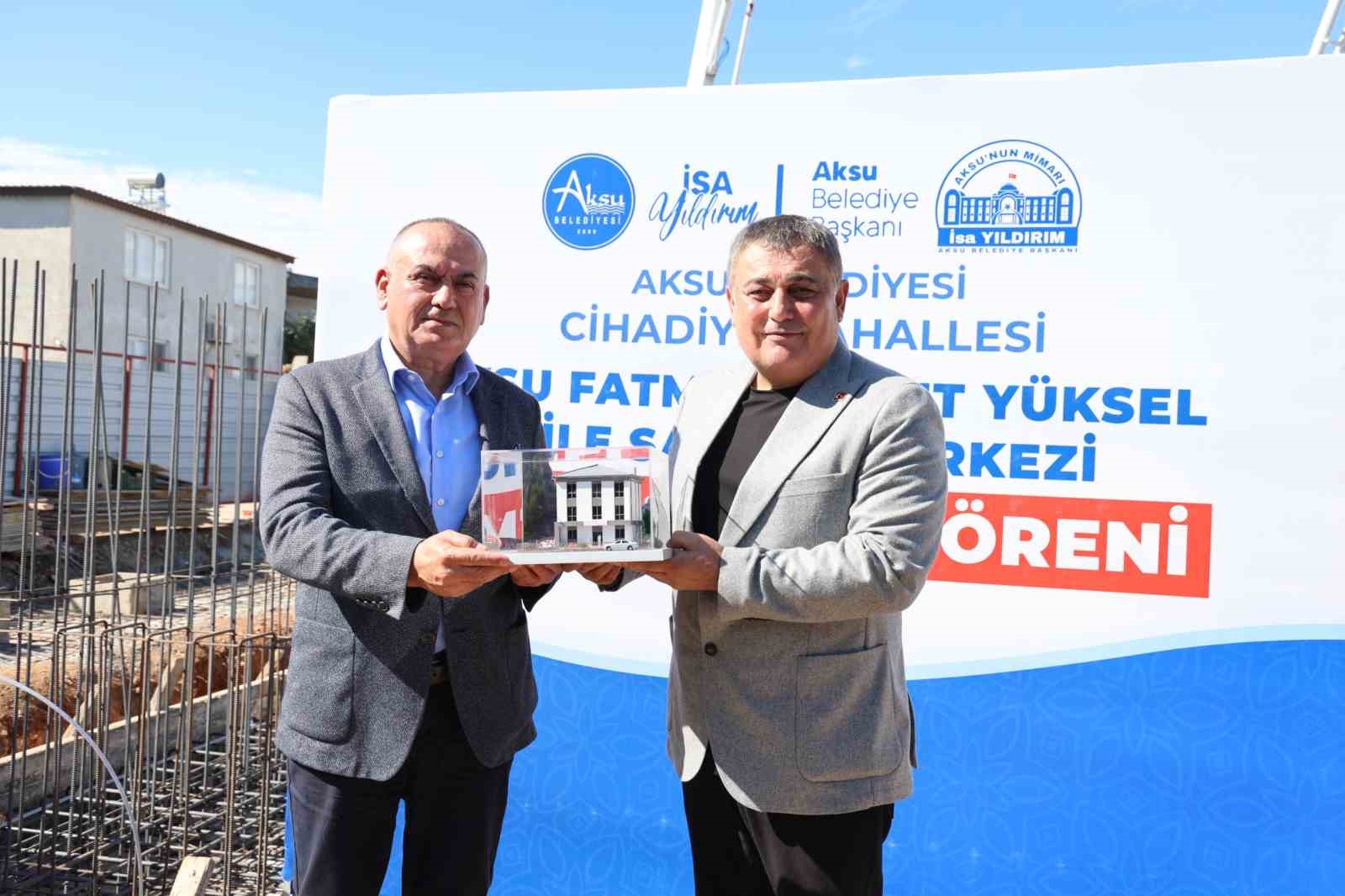 AKSU BELEDİYE BAŞKANI İSA YILDIRIM (SAĞDA), MERKEZİN İLÇEYE KAZANDIRILMASINA SAĞLADIĞI KATKI DOLAYISIYLA MEHMET YÜKSEL’E TEŞEKKÜR ETTİ.