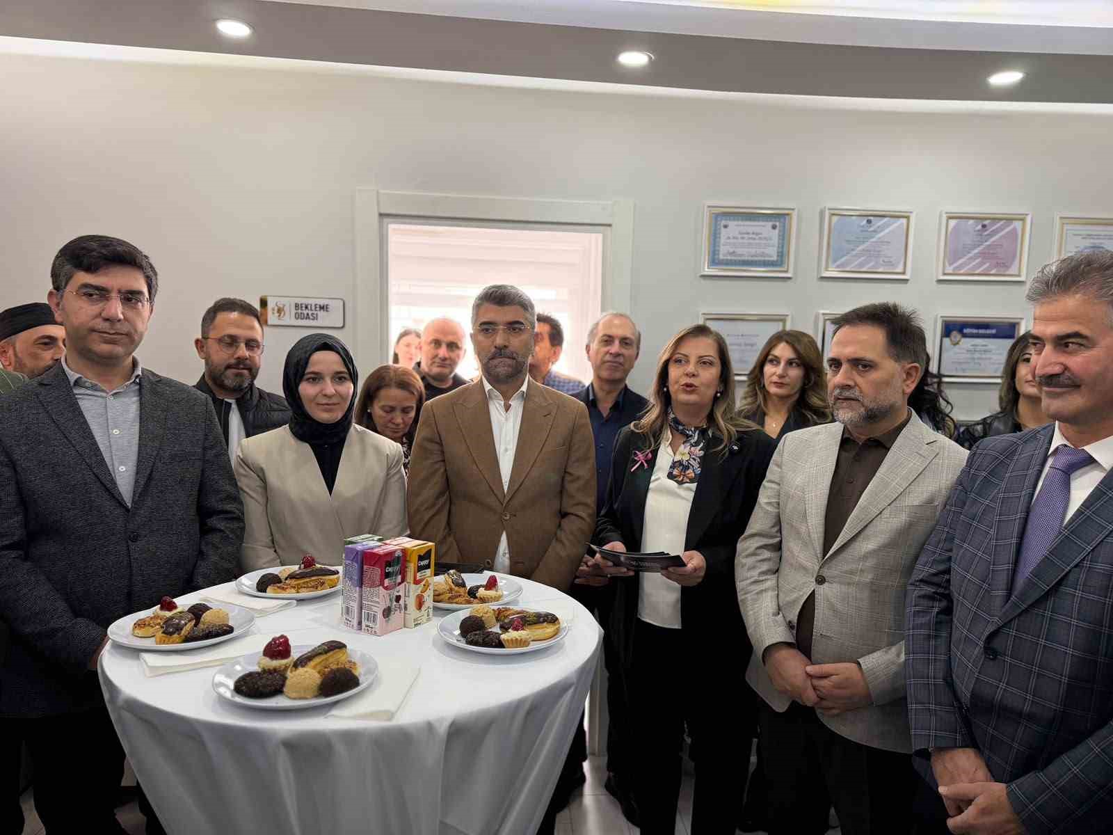 ERZURUM’DA KENT PROTOKOLÜ, PSİKİYATRİST PSİKOTERAPİST DOÇ. DR. SERTAÇ ZENGİL’İN MUAYENEHANE AÇILIŞINDA BİR ARAYA GELDİ.