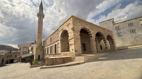 KÜLTÜR VE TURİZM BAKANI MEHMET NURİ ERSOY, SOSYAL MEDYA PAYLAŞIMINDA DİYARBAKIR VE BİNGÖL’DE RESTORASYONU TAMAMLANAN ASIRLIK 6 MABEDİN YENİDEN CEMAATLERİYLE BULUŞACAĞINI AÇIKLADI.