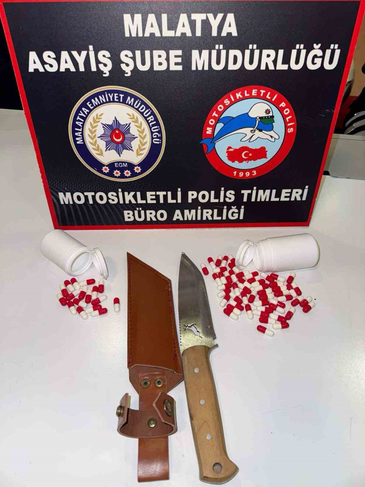 MALATYA’DA HUZUR VE GÜVEN ORTAMININ KORUNMASINA YÖNELİK POLİS EKİPLERİNCE GERÇEKLEŞTİRİLEN ÇALIŞMALARDA, UYUŞTURUCU MADDE VE ÇOK SAYIDA SİLAH ELE GEÇİRİLDİ.