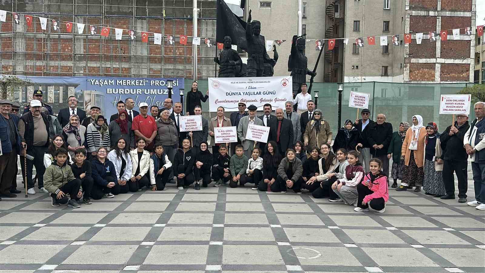BURDUR'DA 1 EKİM DÜNYA YAŞLILAR GÜNÜ DOLAYISIYLA YAŞLILAR VE GENÇLERİN KATILDIĞI YÜRÜYÜŞ GERÇEKLEŞTİRİLDİ.