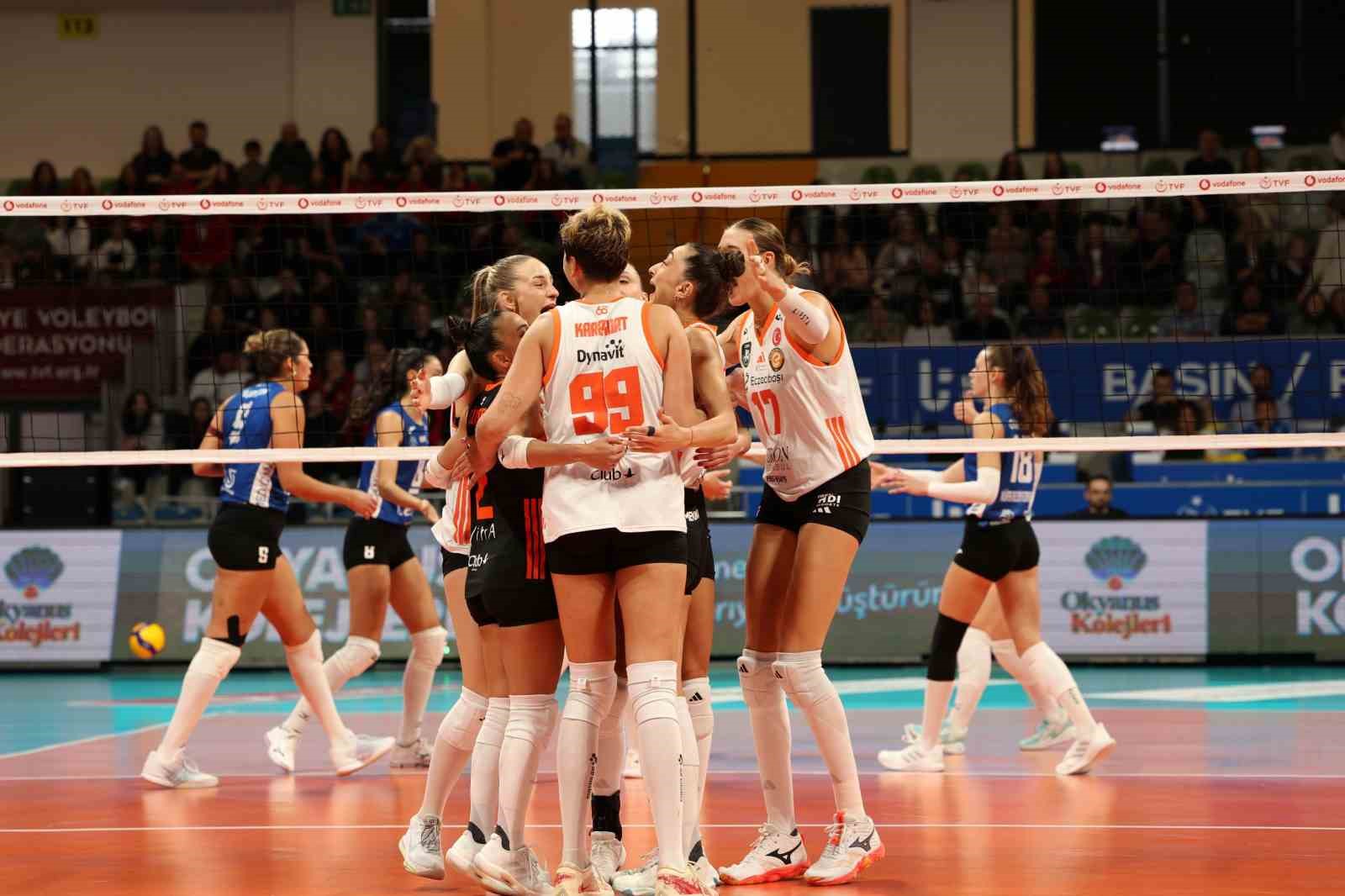 ECZACIBAŞI PERON İSTANBUL, VODAFONE SULTANLAR LİGİ’NİN İLK HAFTASINDA NİLÜFER BELEDİYESPOR DEPLASMANINDA 20-25, 19-25, 25-18, 25-19 VE 15-12’LİK SET SKORLARIYLA 3-2 GALİP AYRILDI.