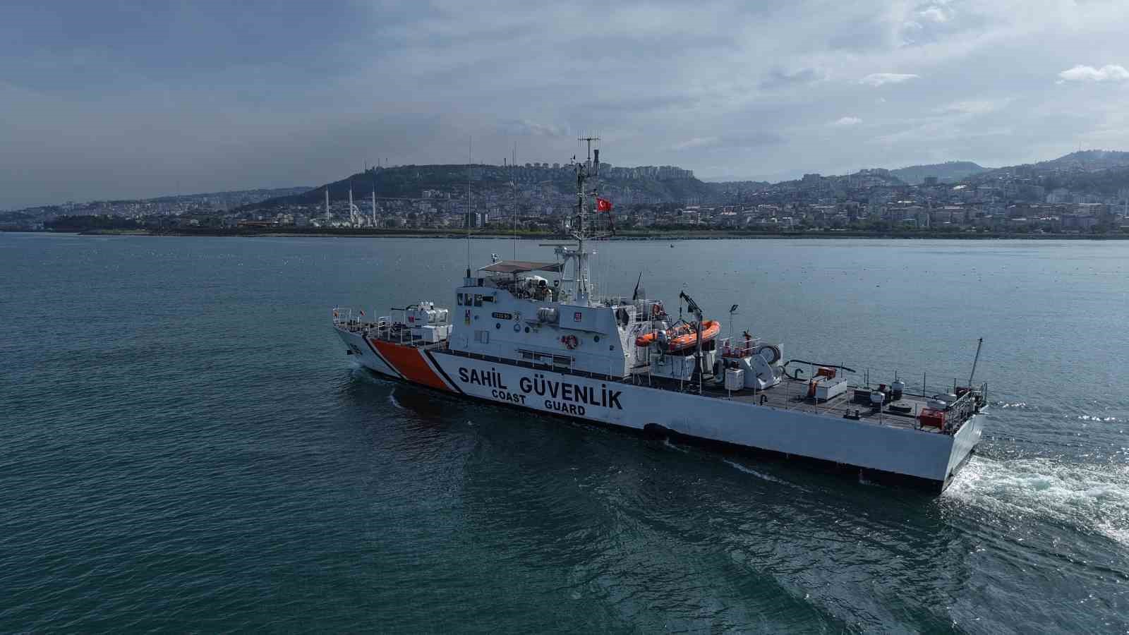 KARADENİZ'DE PALAMUT AVININ YOĞUNLAŞMASIYLA BİRLİKTE BALIKÇI TEKNELERİNİN HAREKETLİLİĞİ ARTARKEN, SAHİL GÜVENLİK DOĞU KARADENİZ GRUP KOMUTANLIĞI EKİPLERİ DENETİMLERİNİ KARADAN, HAVADAN VE DENİZDEN SÜRDÜRÜYOR.