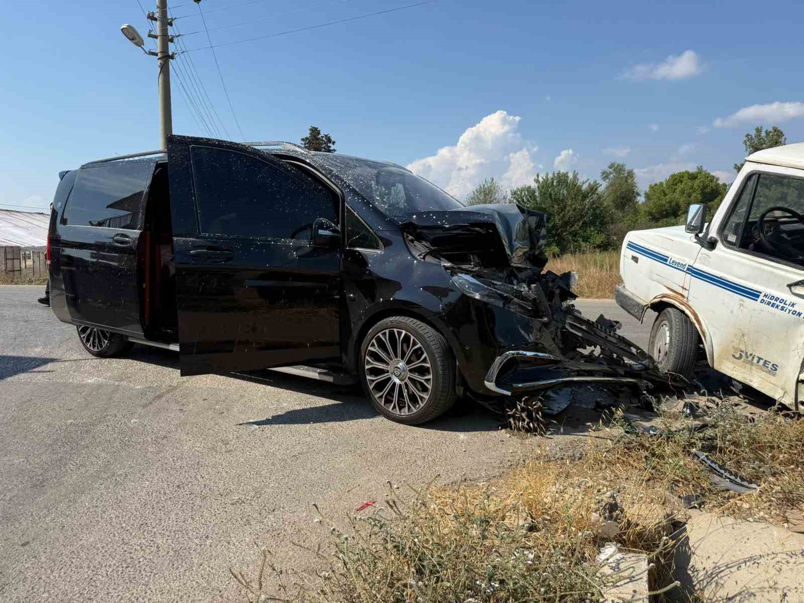ANTALYA’NIN SERİK İLÇESİNDE VİP MİNİBÜS İLE KAMYONETİN ÇARPIŞMASI SONUCU MEYDANA GELEN TRAFİK KAZASINDA KAMYONET SÜRÜCÜSÜ YARALANDI. ARAÇTA BULUNAN 5 KİŞİLİK TURİST AİLE İSE KAZADAN YARA ALMADAN KURTULDU.
