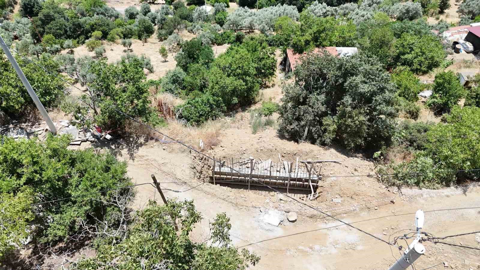 NAZİLLİ BELEDİYESİ, MERKEZ VE KIRSAL MAHALLELERDE SÜRDÜRDÜĞÜ YOL YAPIM, BAKIM VE ONARIM ÇALIŞMALARI KAPSAMINDA SAMAİLİ MAHALLESİ’NDE ULAŞIM GÜVENLİĞİNİ TEHDİT EDEN BÖLGEDE SUYUN KONTROLLÜ ŞEKİLDE TAHLİYE EDİLMESİ VE YOLUN ZARAR GÖRMESİNİN ÖNLENMESİ AMACIYLA MENFEZ İNŞA ETTİ.