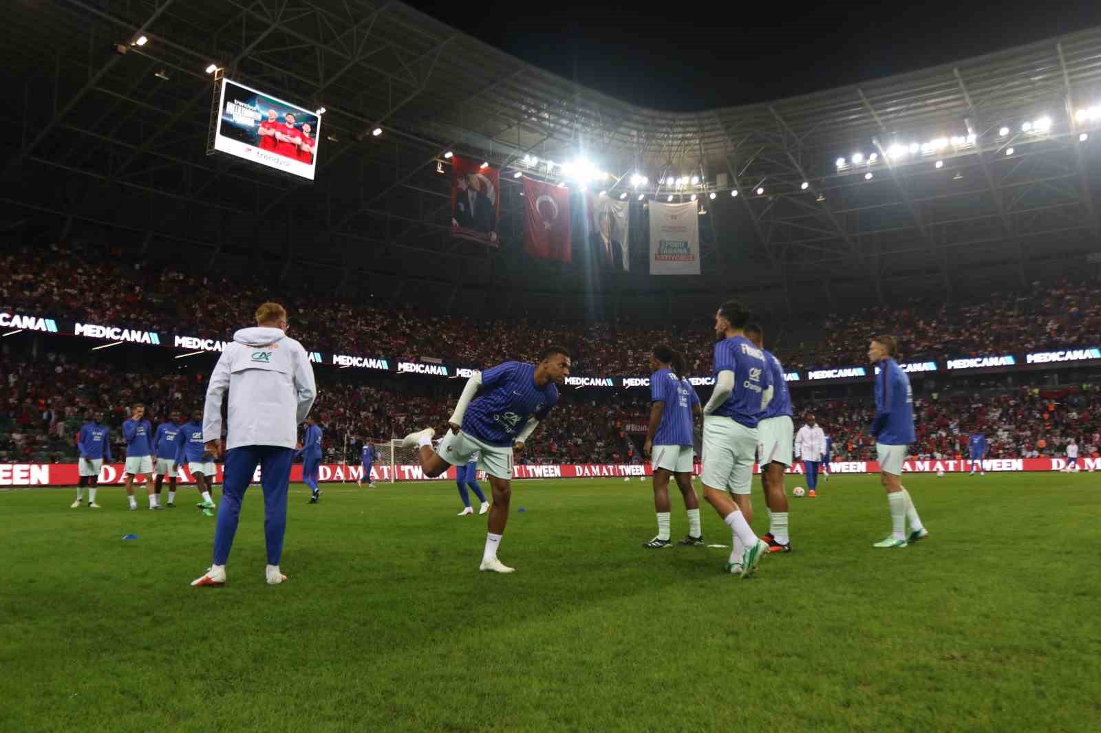 A MİLLİ FUTBOL TAKIMI, UEFA ULUSLAR A LİGİ 1. GRUP İLK MAÇINDA FRANSA İLE KOCAELİ'DE KARŞILAŞIYOR. MÜCADELENİN 15 DAKİKASI GOLSÜZ EŞİTLİKLE GEÇİLDİ.