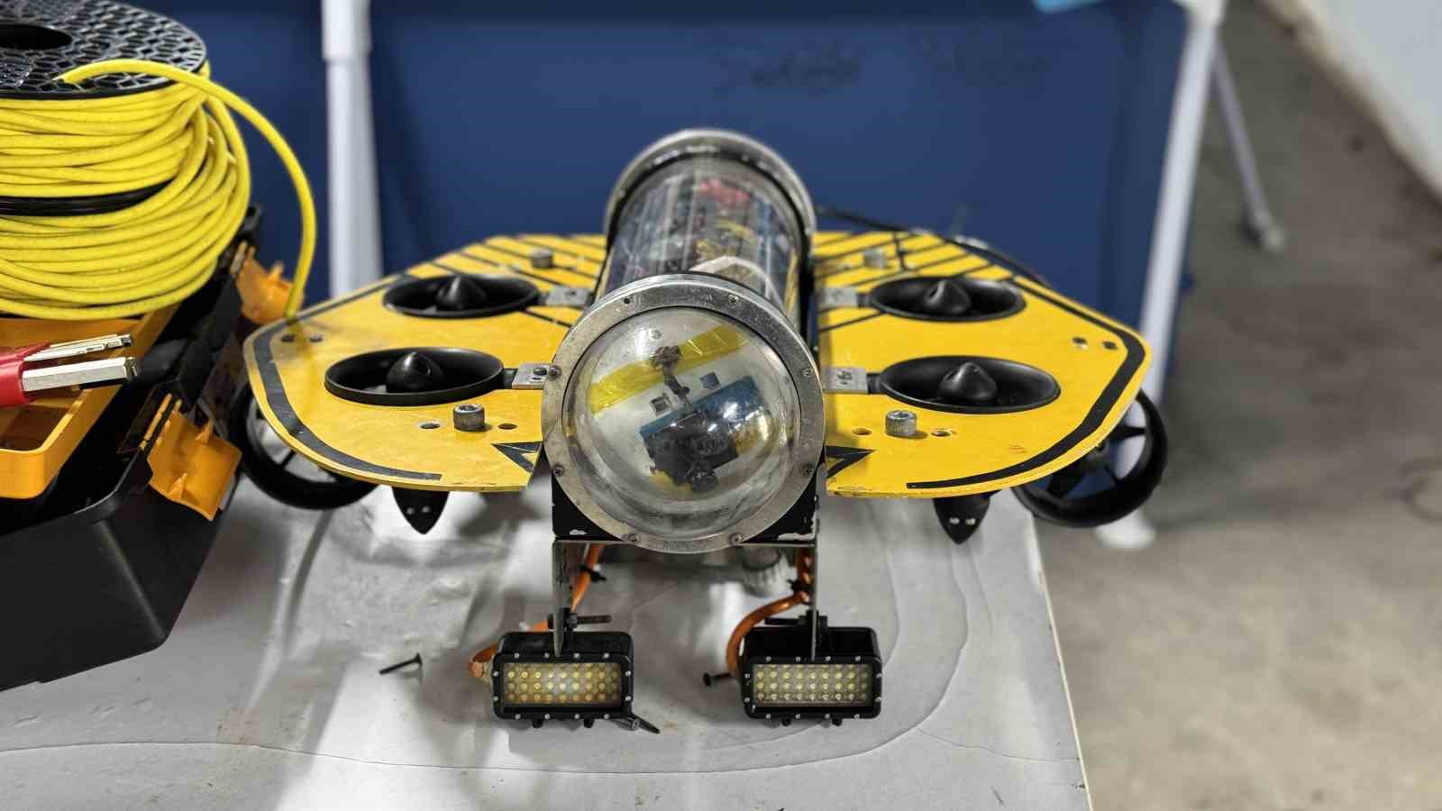 KARABÜK ÜNİVERSİTESİ ÖĞRENCİLERİ, 4 YILLIK AR-GE ÇALIŞMALARI SONUCUNDA GELİŞTİRDİKLERİ, MOTOR VE AYDINLATMA SİSTEMLERİNİ DE KENDİLERİNİN ÜRETTİĞİ İNSANSIZ SU ALTI ARACIYLA TEKNOFEST 2026 FİNALİNDE BİRİNCİLİK MÜCADELESİ VERECEK.