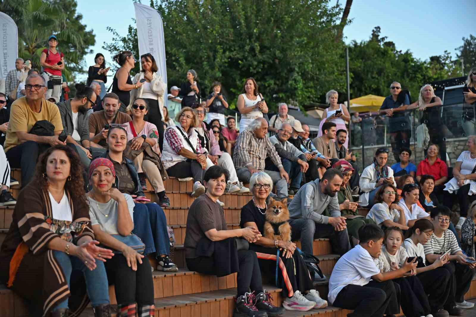 ANTALYA BÜYÜKŞEHİR BELEDİYESİ İSMAİL BAHA SÜRELSAN KONSERVATUVARI TARAFINDAN DÜZENLENEN GÜN BATIMI KONSERLERİ, TARİHİ HIDIRLIK KULESİ’NDE MÜZİKSEVERLERİ AĞIRLAMAYA DEVAM EDİYOR.