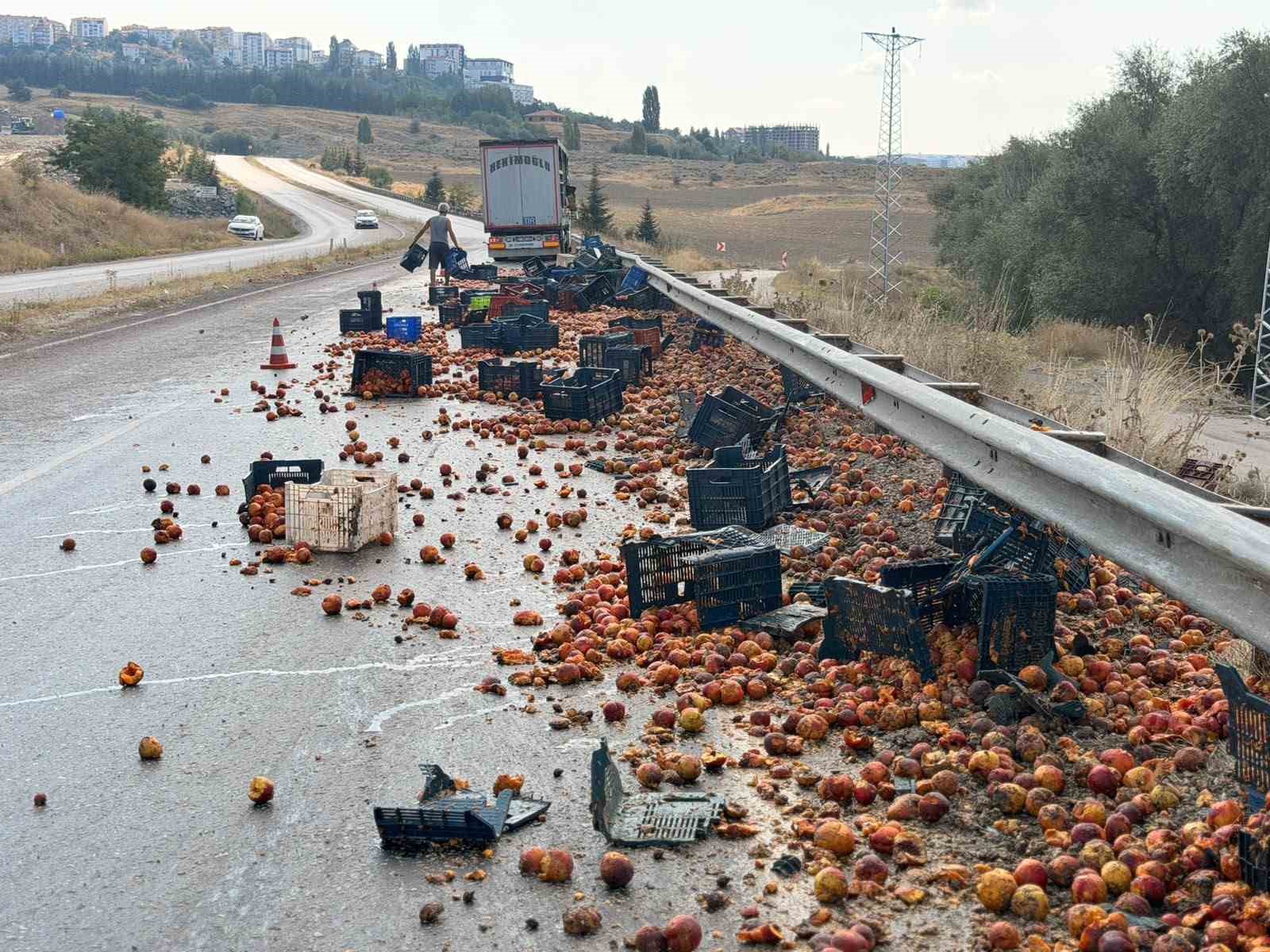 POLATLI İLÇESİNDE MEYVE TAŞIYAN TIRIN DORSESİ YAN YATINCA TAŞIDIĞI ŞEFTALİLER YOLA SAÇILDI.