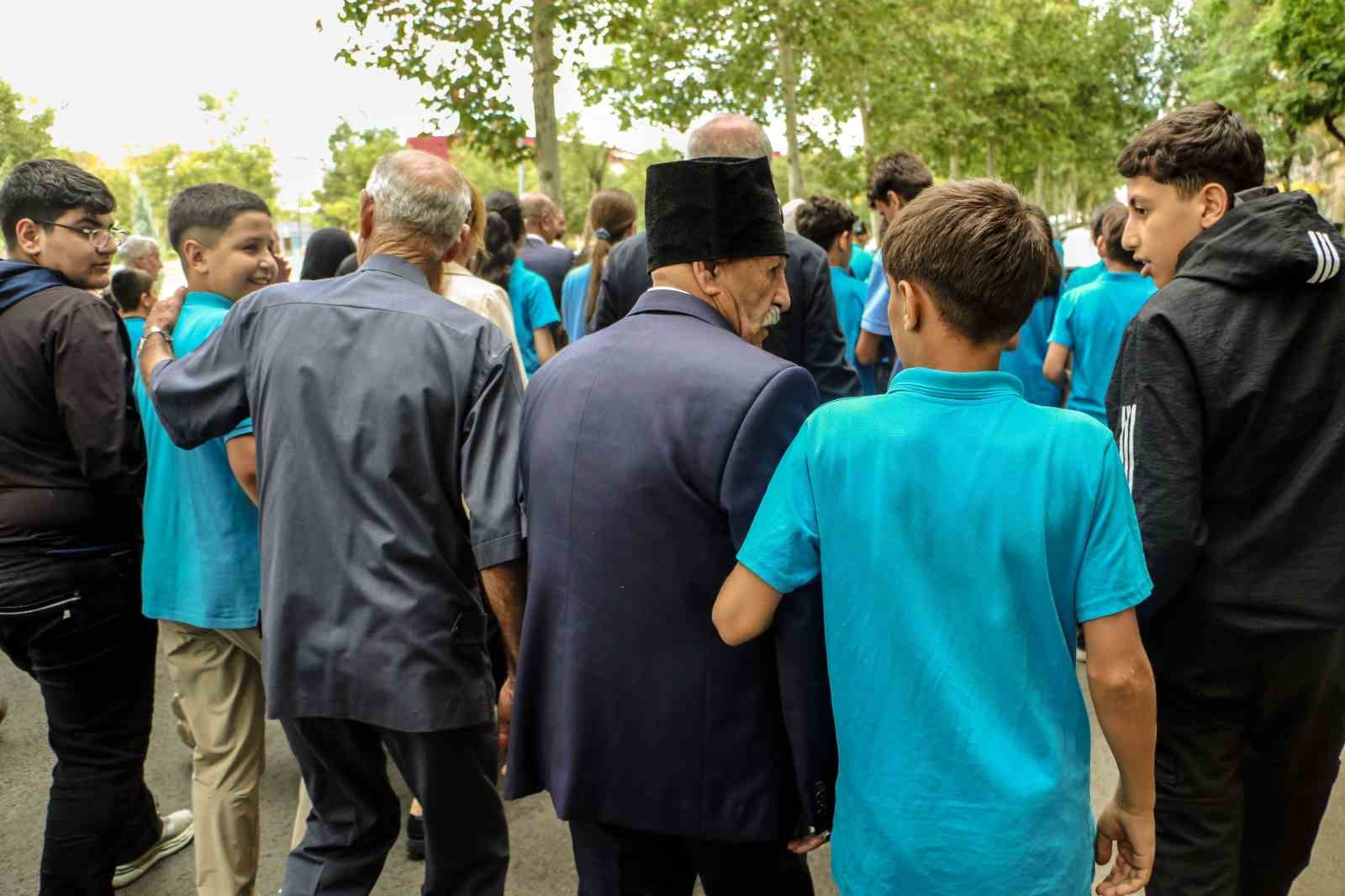 DİYARBAKIR’DA 1 EKİM DÜNYA YAŞLILAR GÜNÜ DOLAYISIYLA TOPLUMSAL DAYANIŞMA VE YAŞLILARA VERİLEN DEĞERE DİKKAT ÇEKMEK AMACIYLA YÜRÜYÜŞ DÜZENLENDİ.