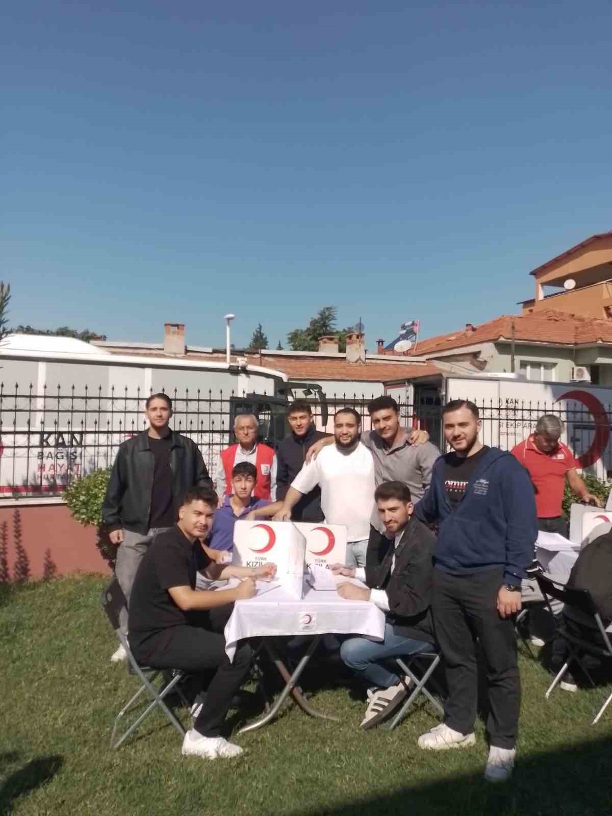 MANİSA CELAL BAYAR ÜNİVERSİTESİ SARIGÖL MESLEK YÜKSEKOKULU ÖĞRENCİLERİ, TÜRK KIZILAYINA KAN BAĞIŞINDA BULUNARAK ÖRNEK BİR DAVRANIŞ SERGİLEDİ.
