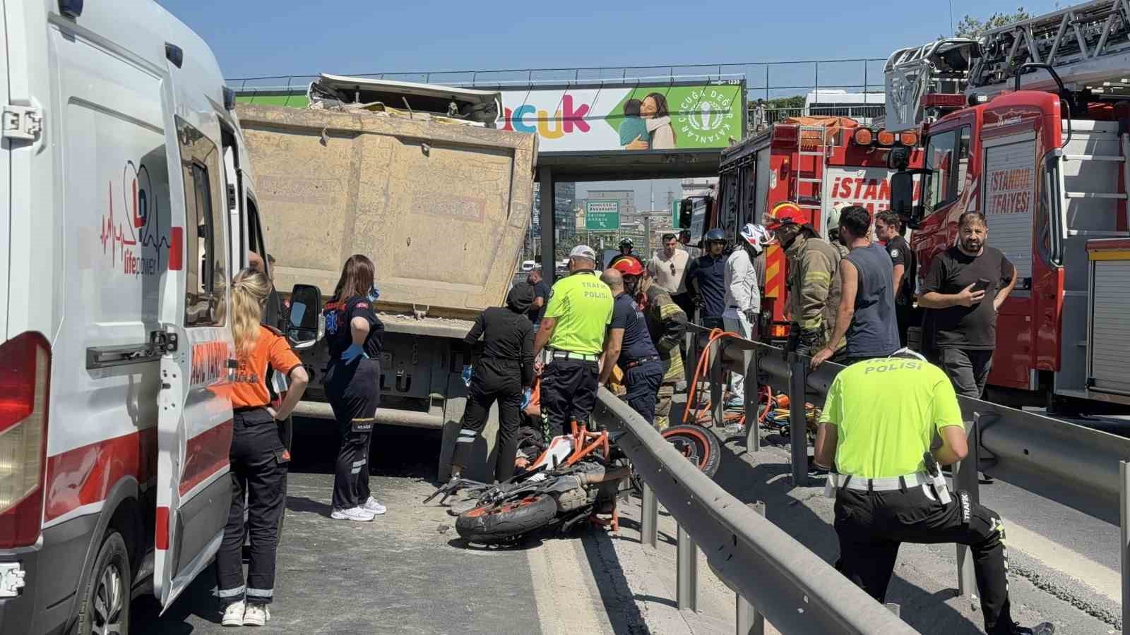 İTFAİYE EKİPLERİ HAYATINI KAYBETTİĞİ BELİRLENE MOTOSİKLET SÜRÜCÜSÜNÜN ÇIKARTILMASI İÇİN ÇALIŞMA BAŞLATTI. KAZA NEDENİYLE BASIN EKSPRES YOLUNDA İSTANBUL HAVALİMANI İSTİKAMETİNDE TRAFİK YOĞUNLUĞU OLUŞTU.