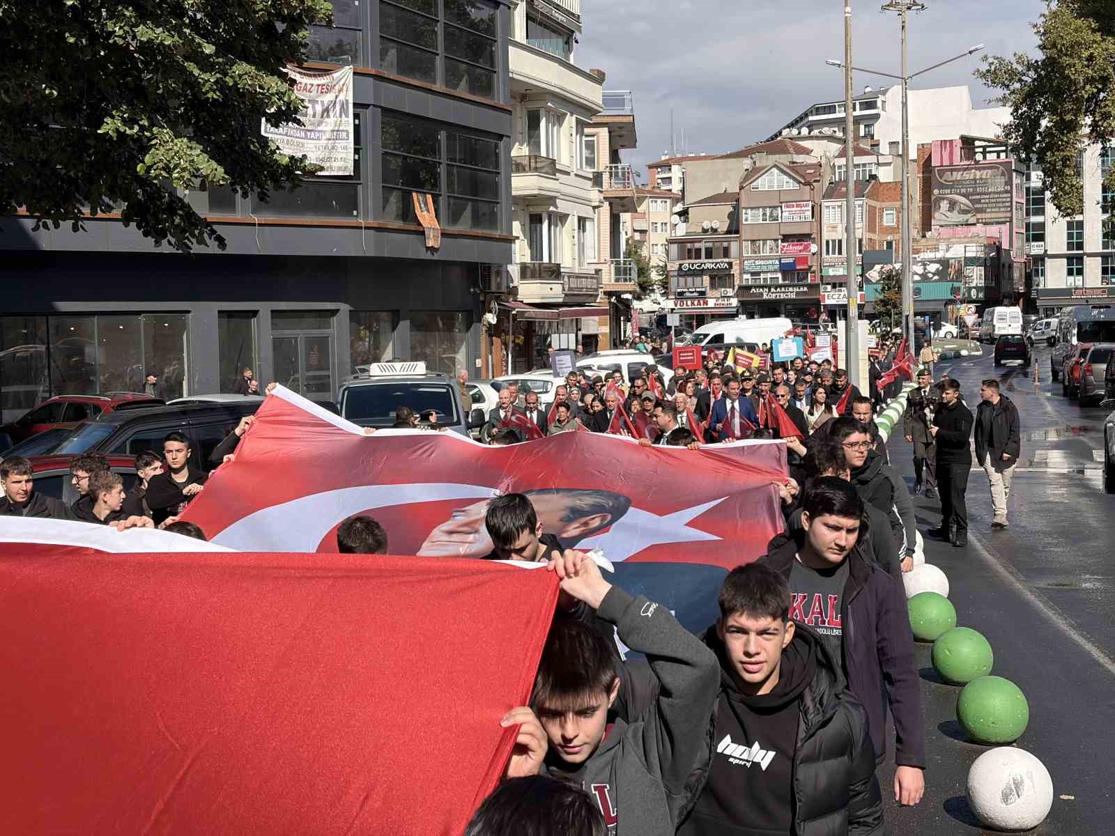 KIRKLARELİ’NDE 1 EKİM DÜNYA YAŞLILAR GÜNÜ KAPSAMINDA,  SAĞLIKLI VE AKTİF YAŞLANMAYA YÖNELİK FARKINDALIĞI ARTIRMAK AMACIYLA KORTEJ YÜRÜYÜŞÜ DÜZENLENDİ.