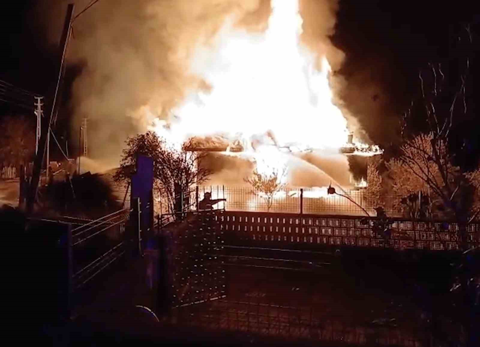 KASTAMONU'DA ÇIKAN YANGINDA İKİ KATLI AHŞAP EV KULLANILMAZ HALE GELDİ. YANGIN İTFAİYE EKİPLERİ TARAFINDAN SÖNDÜRÜLDÜ.