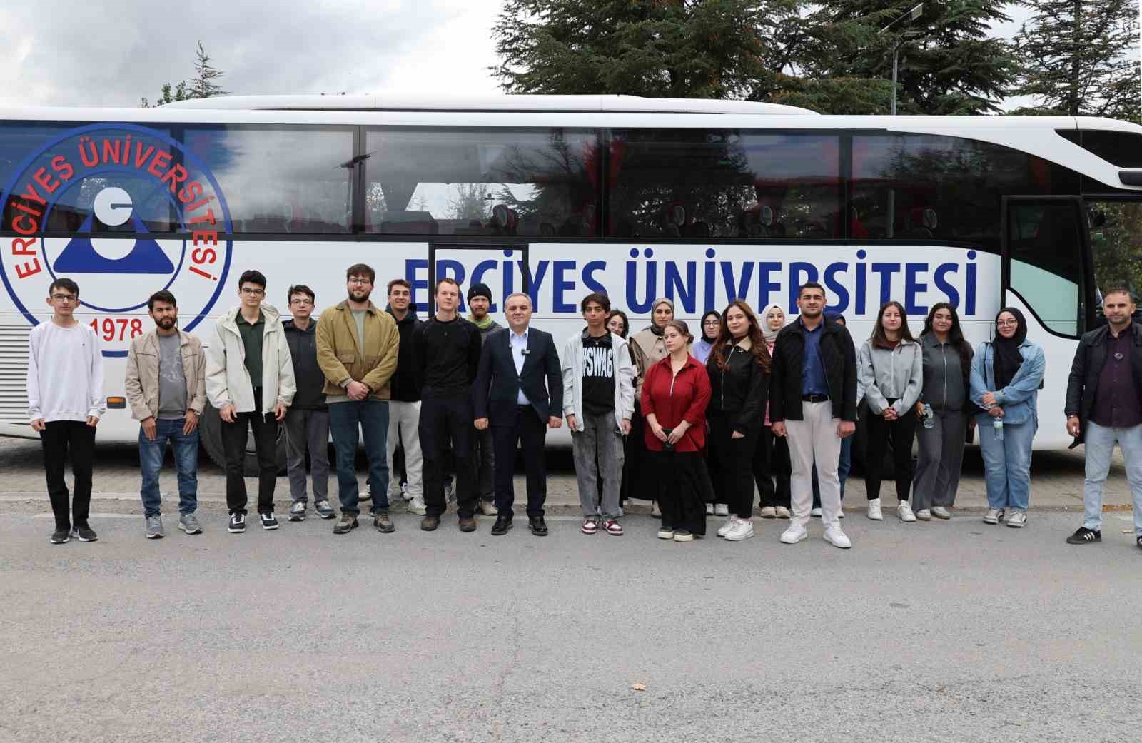 ERCİYES ÜNİVERSİTESİ (ERÜ) TARAFINDAN 2026-2027 EĞİTİM-ÖĞRETİM DÖNEMİNDE ÜNİVERSİTEYE YENİ KAYIT YAPTIRAN ÖĞRENCİLERE YÖNELİK KAYSERİ’Yİ YAKINDAN TANIMALARI AMACIYLA 'KAYSERİ KÜLTÜR YOLU TURU' ETKİNLİĞİ DÜZENLENDİ.