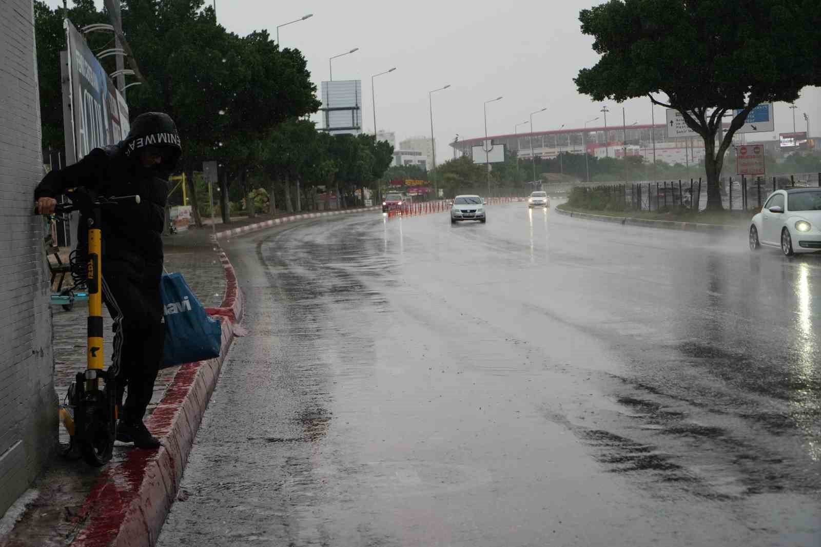 ANTALYA'DA SABAH SAATLERİNDEN İTİBAREN ETKİLİ OLAN SAĞANAK, GÜNLÜK YAŞAMI OLUMSUZ ETKİLEDİ. CADDE VE SOKAKLARDA SU BİRİKİNTİLERİ OLUŞURKEN, KENT SAKİNLERİ VE TURİSTLER ŞEMSİYE VE YAĞMURLUKLARLA YAĞIŞTAN KORUNMAYA ÇALIŞTI.
