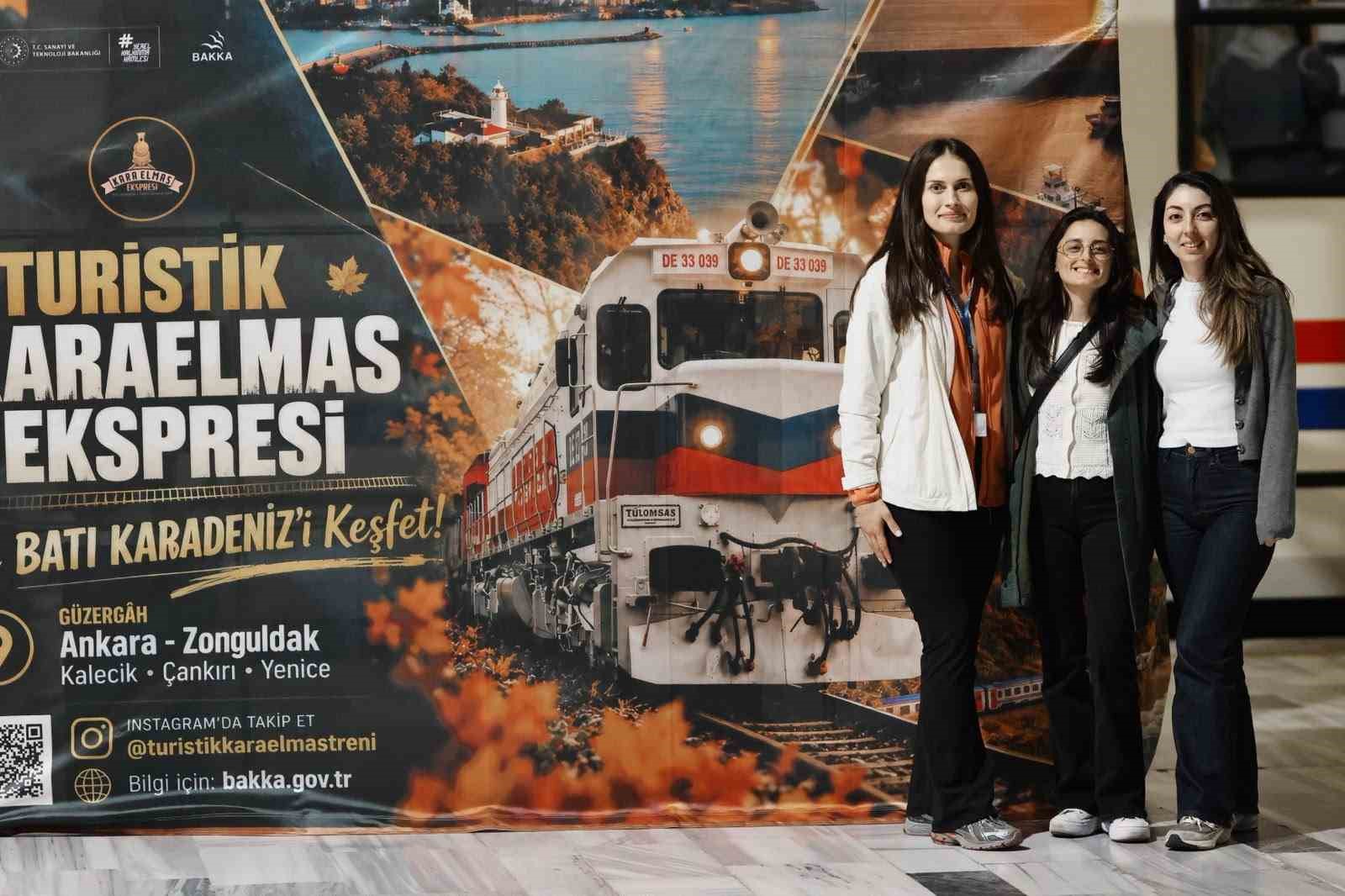 TURİSTİK KARAELMAS EKSPRESİNİN YOLCULARI, MOLA VERDİKLERİ KARABÜK'ÜN YENİCE İLÇESİNDEKİ IHLAMUR SEYİR TERASINDAKİ DOĞA MANZARASINA HAYRAN KALDI.