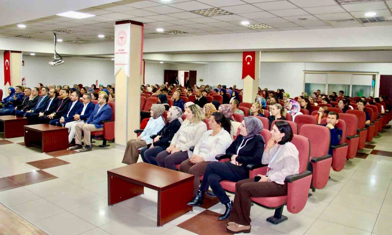 KAYSERİ DEVLET HASTANESİ'NDE KAYSERİ AİLE PLATFORMU DERNEĞİ TARAFINDAN HASTANE PERSONELİNE YÖNELİK 'EVLİLİK EHLİYETİ' KONULU BİLGİLENDİRME PROGRAMI DÜZENLENDİ.