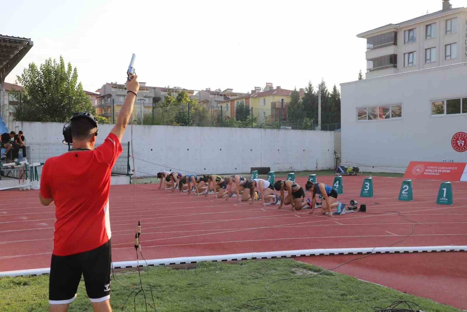 KÜTAHYA’DA 30 AĞUSTOS ZAFER KUPASI’NDA ATLETİZM HEYECANI SONA ERDİ