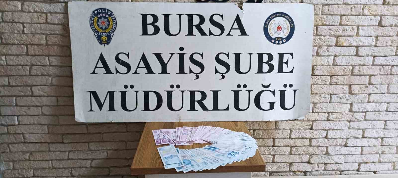 DÜZENLENEN OPERASYONLA YAKALANAN Ş.K.'NİN YANINDA, İKAMETTEN ÇALDIĞI DEĞERLENDİRİLEN 15 BİN TL NAKİT PARA ELE GEÇİRİLDİ.