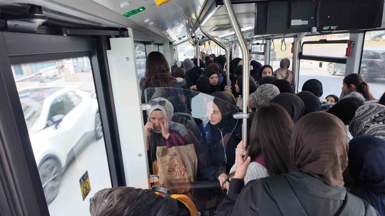 ARNAVUTKÖY BELEDİYESİ, EĞİTİM-ÖĞRETİM DÖNEMİNDE ÖĞRENCİLERİN HAYATINI KOLAYLAŞTIRMAK AMACIYLA BAŞLATTIĞI ÜCRETSİZ ŞEHİR İÇİ ULAŞIM HİZMETİNİ ARALIKSIZ SÜRDÜRÜYOR.