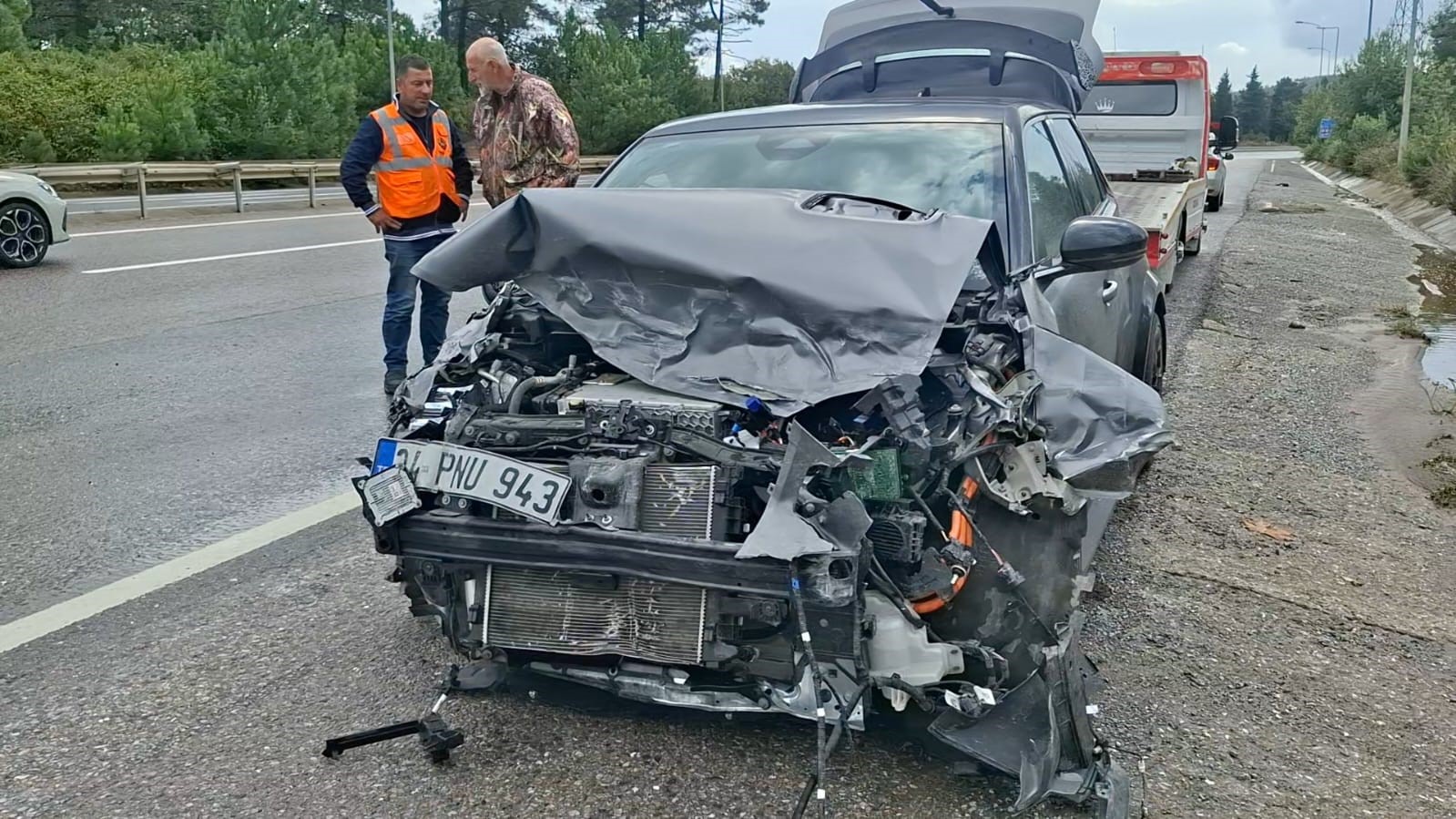 ÇEKMEKÖY ÖMERLİ MEVKİİNDE D020 KARAYOLU ÜZERİNDE MEYDANA GELEN TRAFİK KAZASINDA BİR OTOMOBİL AĞIR HASAR ALARAK KULLANILAMAZ HALE GELDİ. ÖLEN YA DA YARALANANIN OLMADIĞI KAZADA YOL KISA SÜRELİĞİNE TRAFİĞE KAPATILDI.