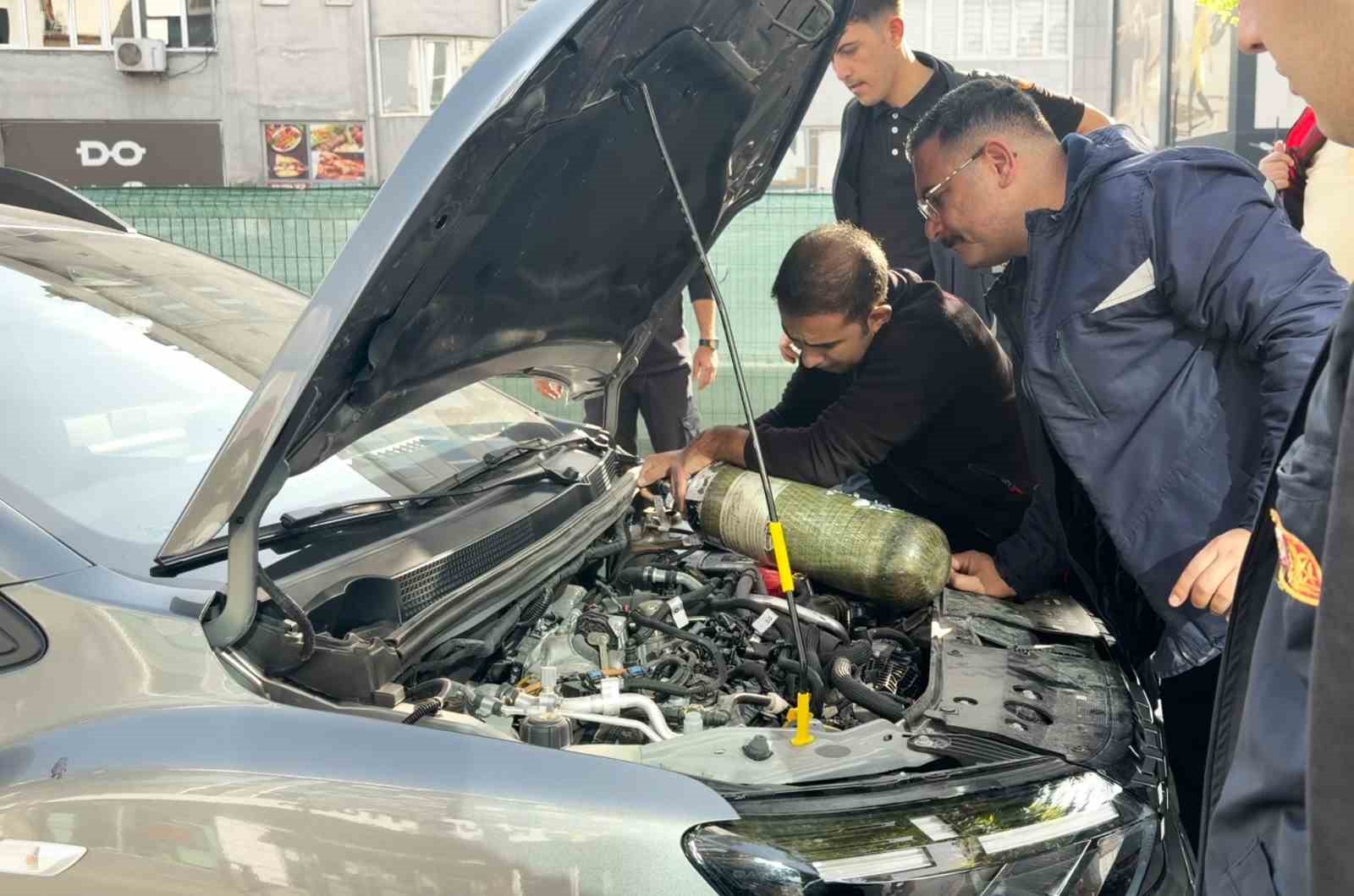 AKSARAY’DA OTOMOBİLİN MOTOR KISMINA SAKLANAN VE BİR TÜRLÜ ÇIKMAYAN KEDİ İTFAİYE EKİPLERİNİN OKSİJEN GAZLI MÜDAHALESİYLE ÇIKARILDI.