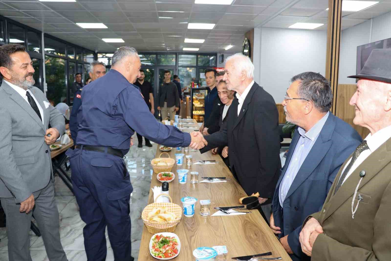 BİLECİK’TE HUZUREVİ SAKİNLERİ JANDARMADA AĞIRLANDI