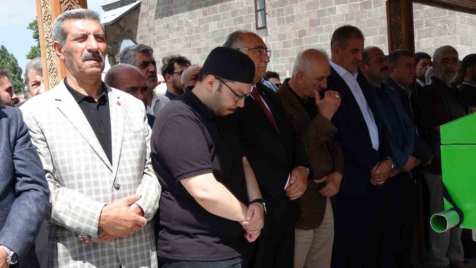 BİR SÜREDİR HASTANEDE TEDAVİSİ DEVAM EDEN VE DÜN RAHMETLİ OLAN GAZETECİ ÖZTÜRK AKKÖK DUALARLA UĞURLANDI.