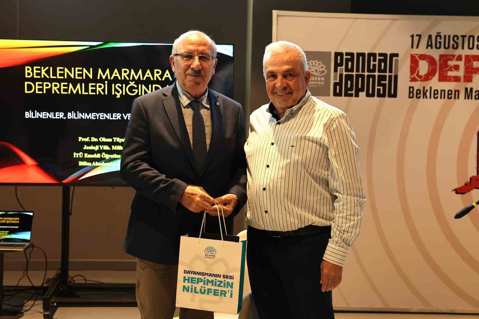 NİLÜFER BELEDİYESİ’NİN 17 AĞUSTOS DEPREMİNİN YILDÖNÜMÜNDE DÜZENLEDİĞİ SÖYLEŞİDE KONUŞAN JEOLOJİ MÜHENDİSİ PROF. DR. OKAN TÜYSÜZ, DİRİ FAY HATLARI ÜZERİNDE YAPILAŞMAYA İZİN VERİLMEMESİ VE YÖNETMELİKLERE SIKI SIKIYA UYULMASI GEREKTİĞİNİ VURGULADI. TÜYSÜZ, MEVCUT RİSKİN AZALTILMASI İÇİN GERÇEK KENTSEL DÖNÜŞÜMÜN UYGULANMASI, BİNA ANALİZLERİNİN YAPILMASI, HAYAT BOYU SÜRECEK AFET BİLİNCİ EĞİTİMLERİNİN VERİLMESİ GEREKTİĞİNİ SÖYLEDİ.