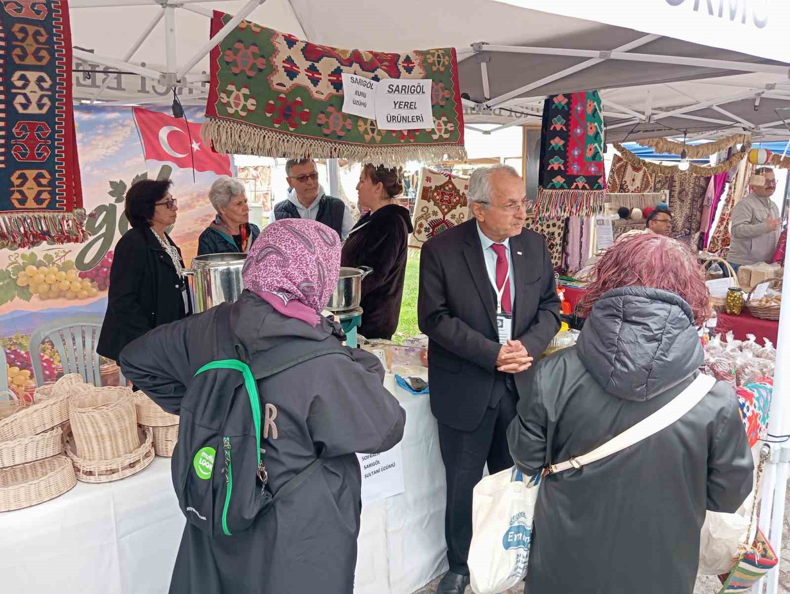 MANİSA’NIN 17 İLÇESİNİN YÖRESEL ÜRÜNLERİ VE EL SANATLARININ TANITILDIĞI İZMİR’DEKİ FUARDA, SARIGÖL’ÜN PEKMEZİ, EL İŞİ ÜRÜNLERİ VE KADIN GİRİŞİMCİLERİN HAZIRLADIĞI DOĞAL LEZZETLER İLGİ GÖRDÜ. SARIGÖL ÜZÜM KOOPERATİFİ BAŞKANI YUSUF TÜFEKÇİ, STANTTA PEKMEZ YAPIMINI TANITTI.
