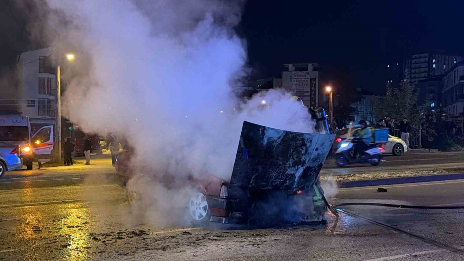 DÜZCE’DE İSTOP EDEN ARACINI YENİDEN ÇALIŞTIRMAK İSTEYEN SÜRÜCÜNÜN ARACI ALEV ALEV YANDI. OTOMOBİL KULLANILAMAZ HALE GELDİ.